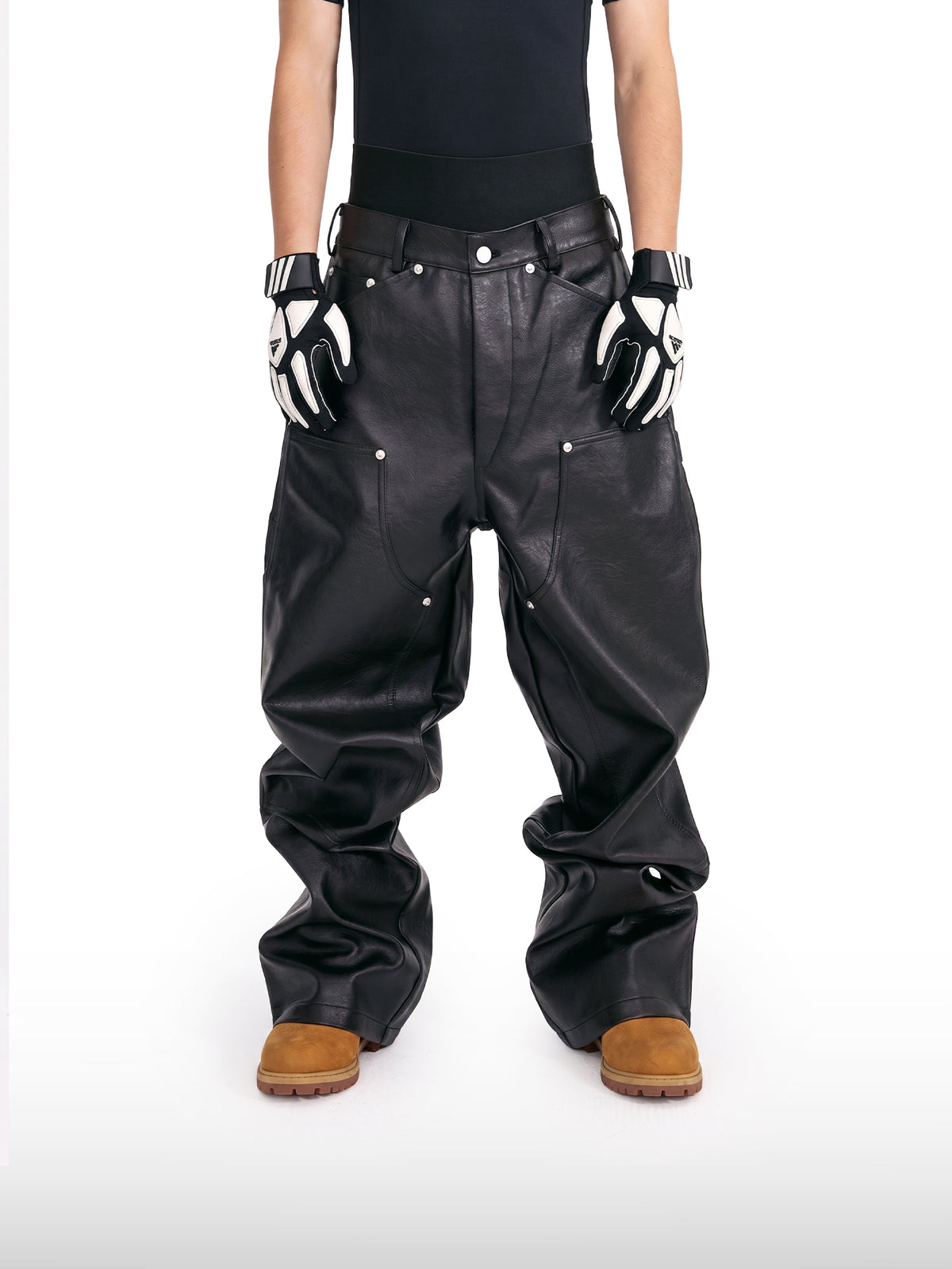 Pantalones de cuero con tachuelas
