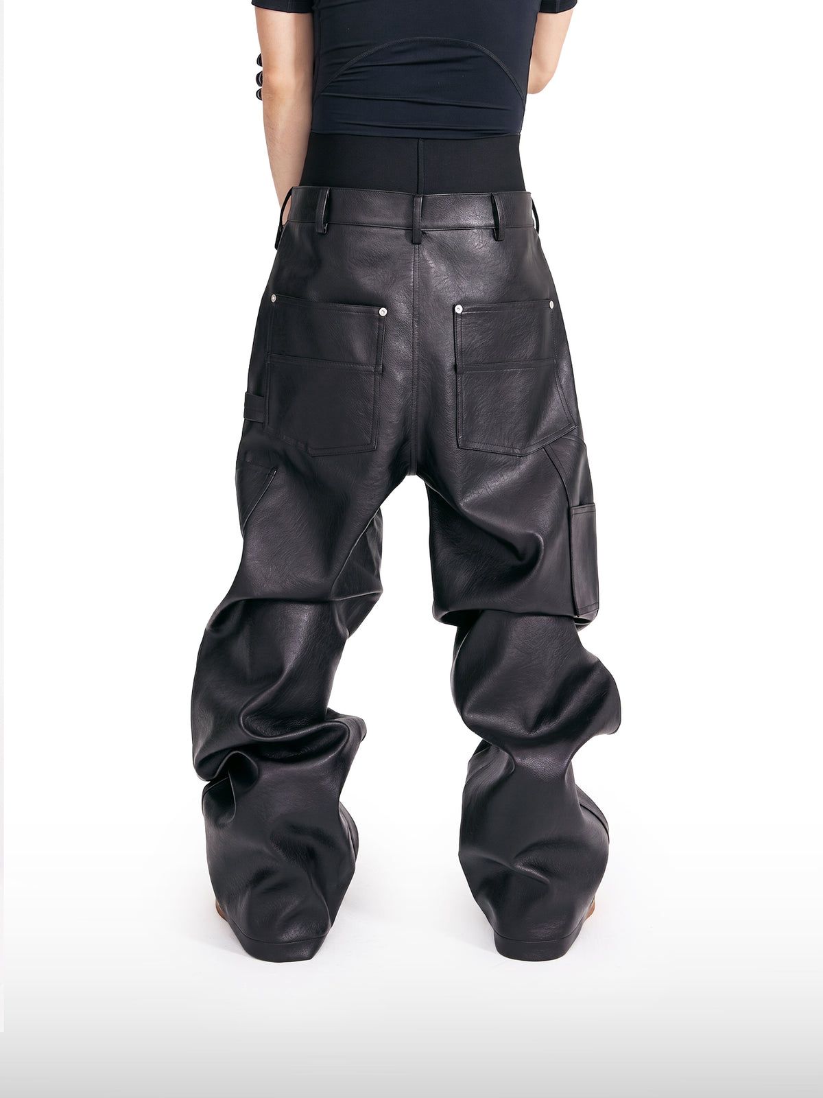 Pantalones de cuero con tachuelas