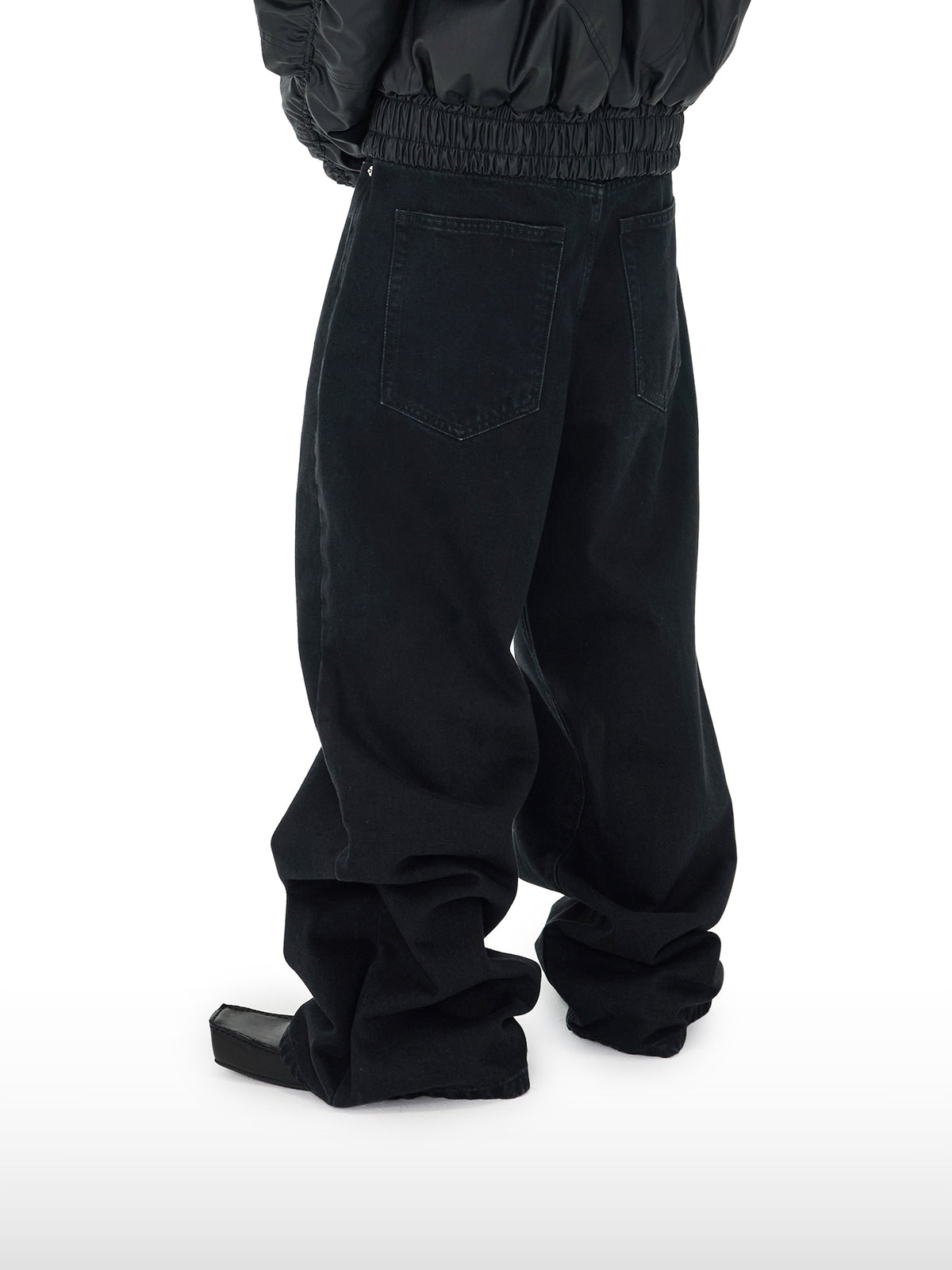 Klassische schwarze Baggy-Jeans