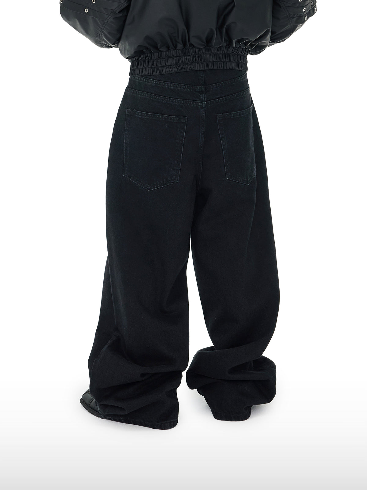Klassische schwarze Baggy-Jeans