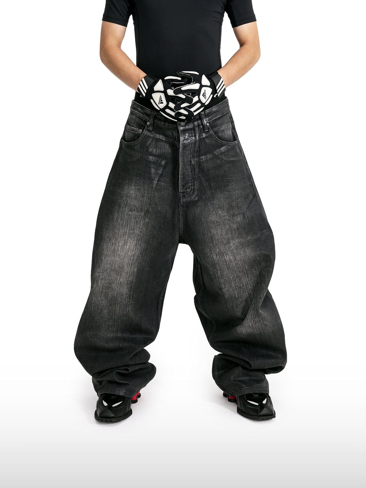 Verwaschene schwarze weite Jeans