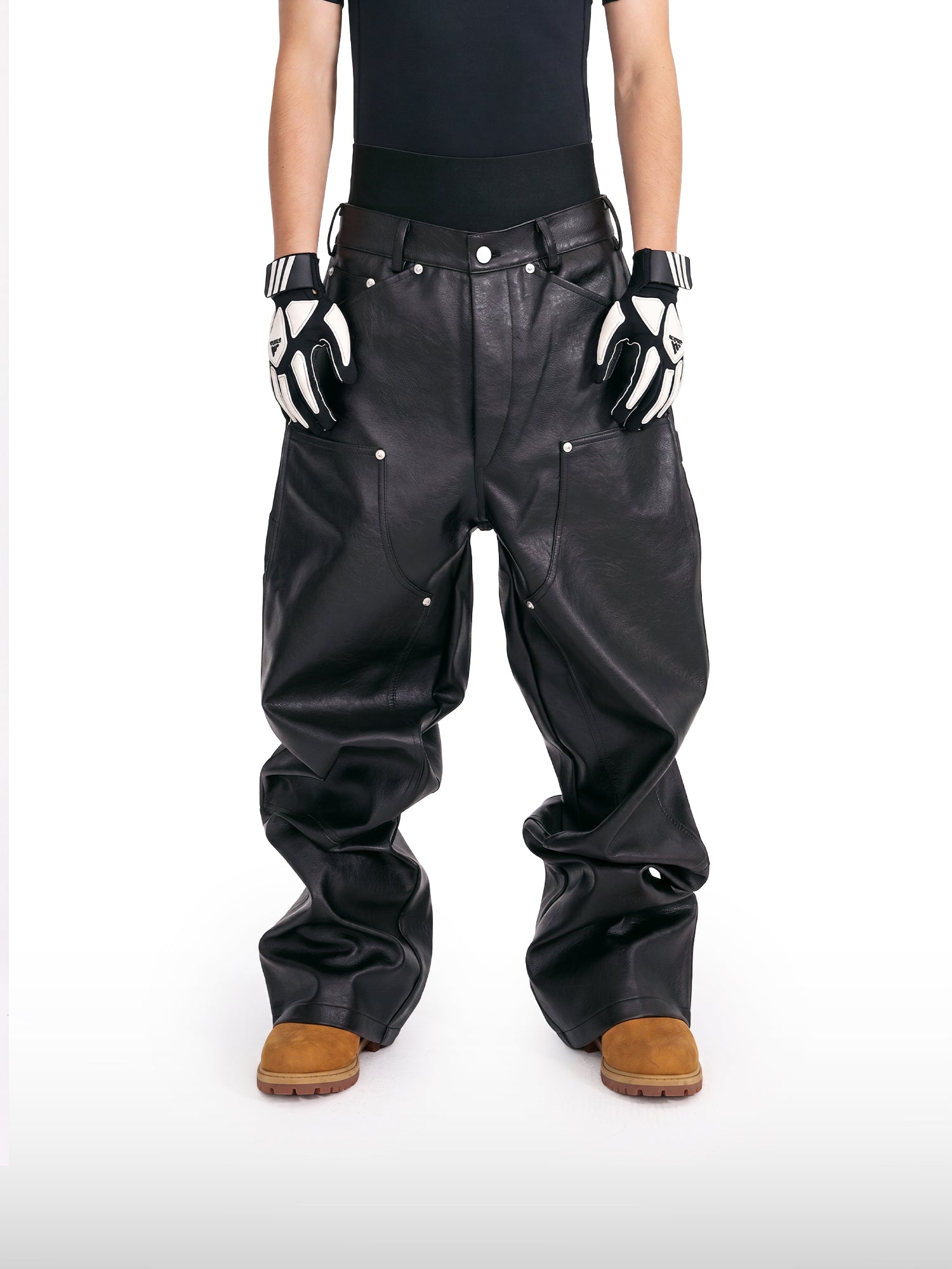 Pantalones de cuero con tachuelas