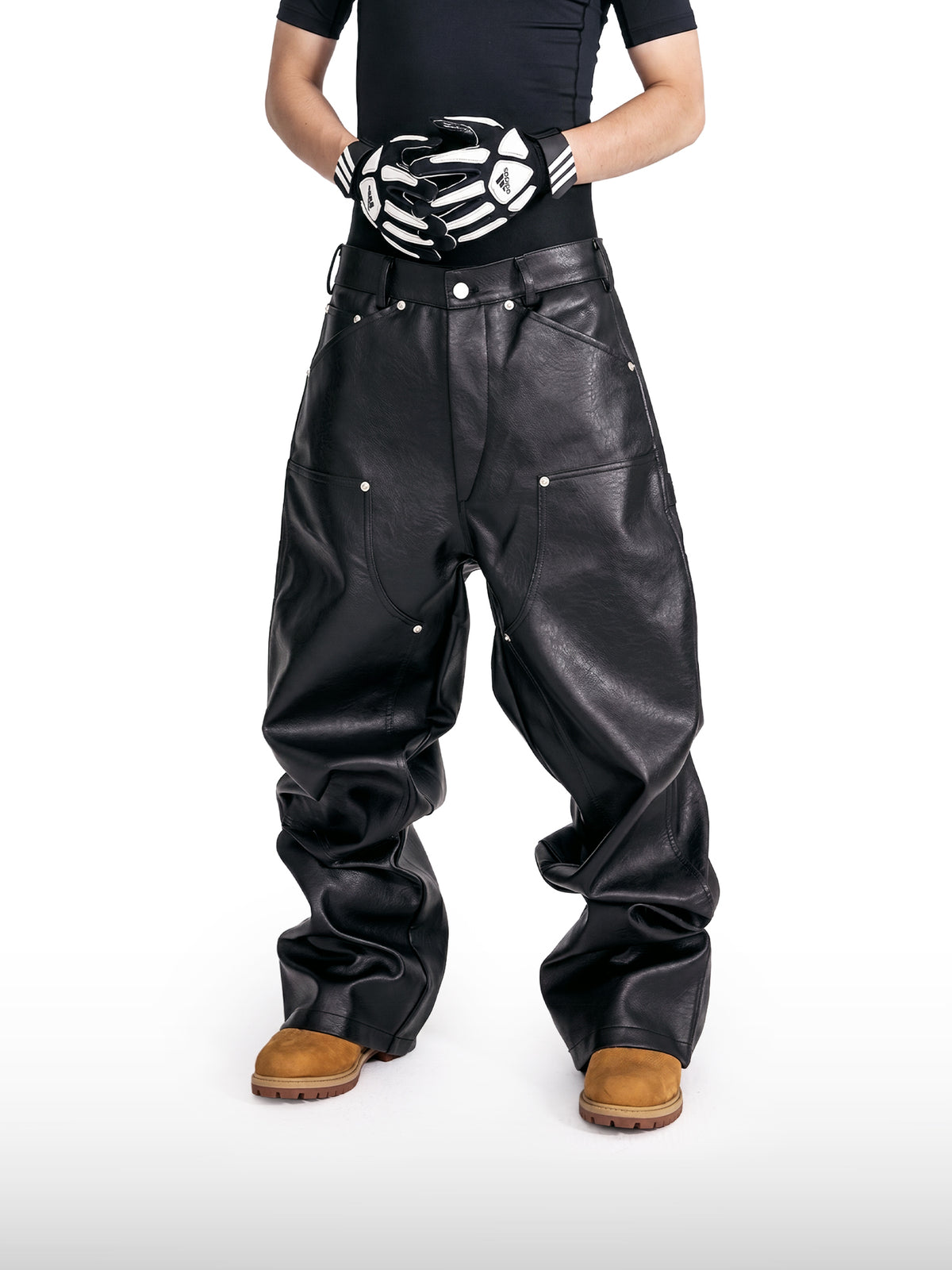 Pantalones de cuero con tachuelas