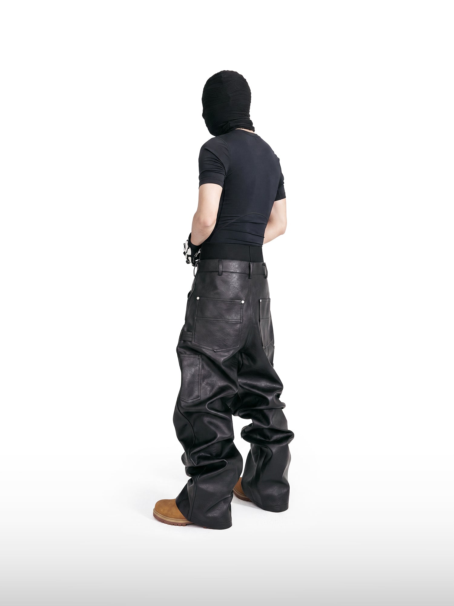 Pantalones de cuero con tachuelas