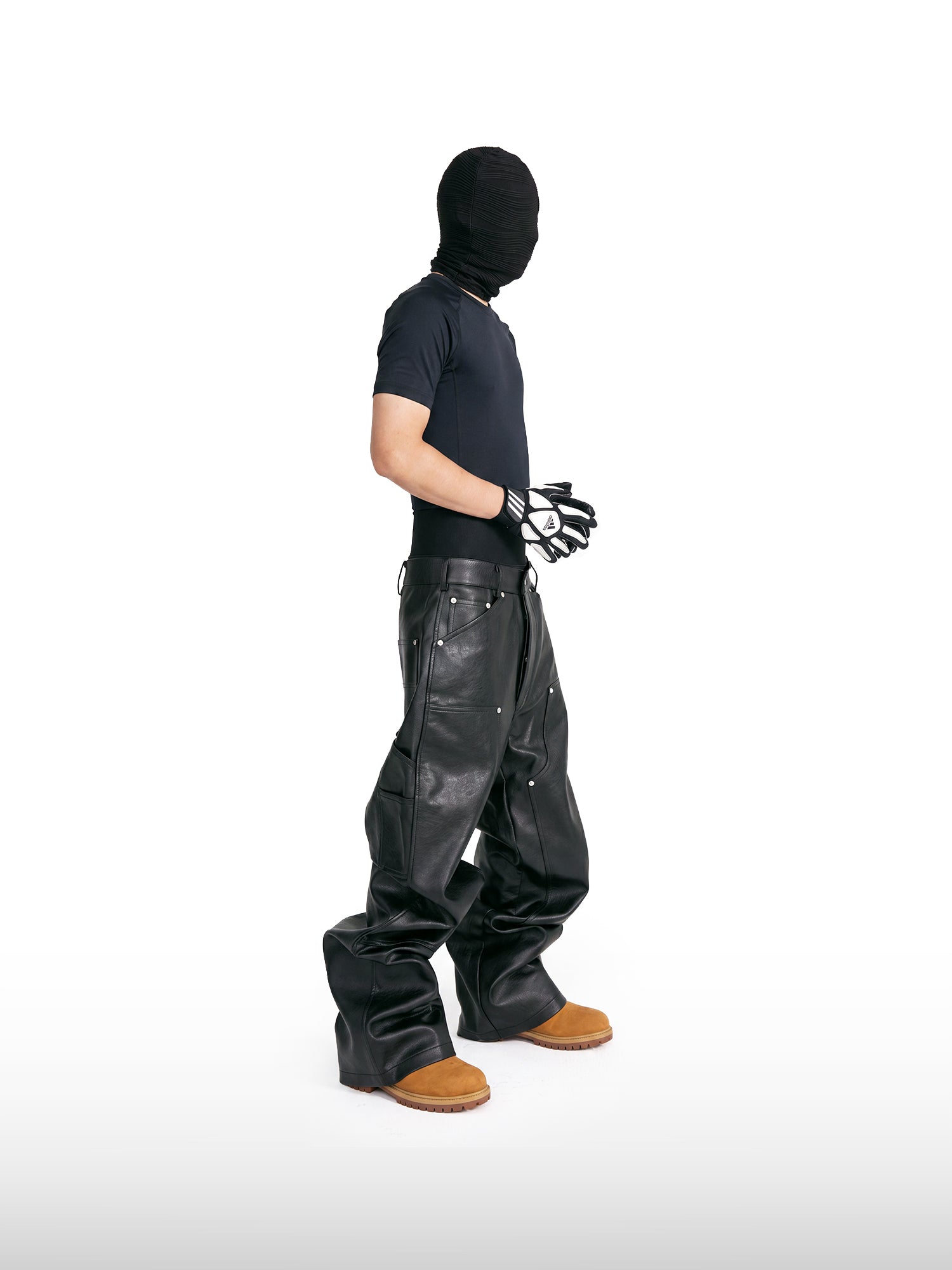 Pantalones de cuero con tachuelas